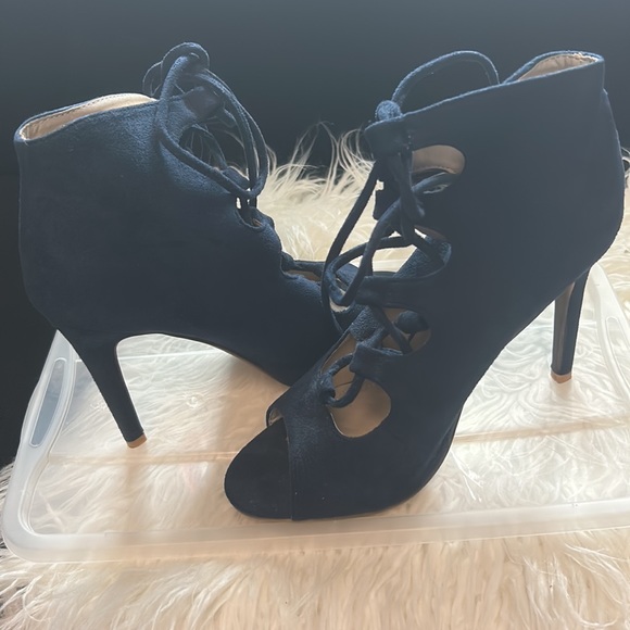 Navy blue three and heels never worn - Picture 5 of 5